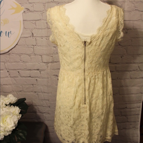 Soleblu Creamy Floral Lace Dress NWT - Picture 3 of 6